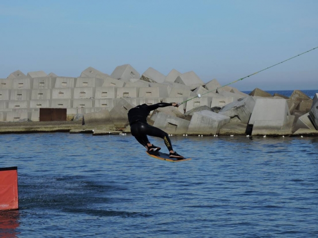 Salto con tabla de wake